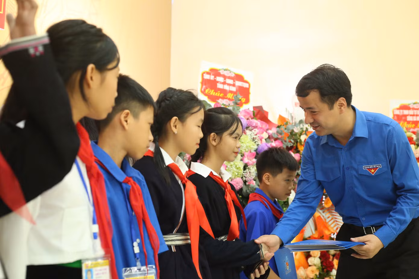 Trao học bổng cho học sinh có hoàn cảnh khó khăn vươn lên trong học tập