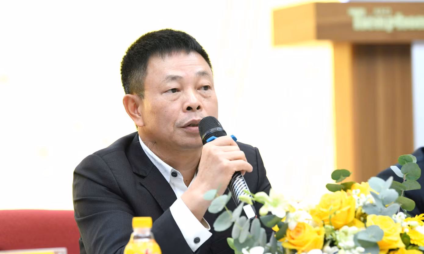 Nhà báo Phùng Công Sưởng chia sẻ tại buổi họp báo.