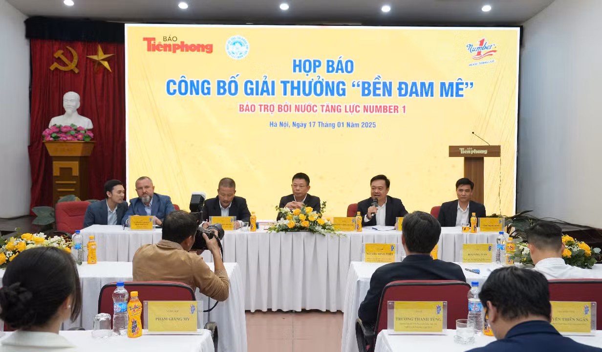 Ban Tổ chức và đơn vị đồng hành trao đổi tại buổi họp báo.