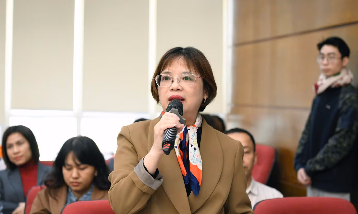 Phóng viên báo Thanh niên Vũ Thơ, phóng viên báo Giáo dục thời đại Hà Trang và phóng viên báo Phụ nữ Việt Nam Trường Hùng (lần lượt từ trên xuống) đặt câu hỏi tại chương trình.
