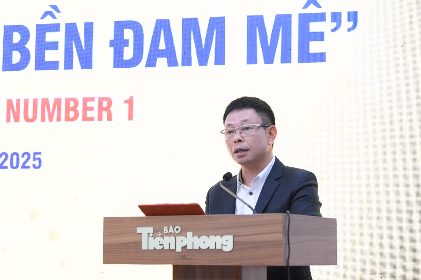 Nhà báo Phùng Công Sưởng phát biểu tại chương trình.