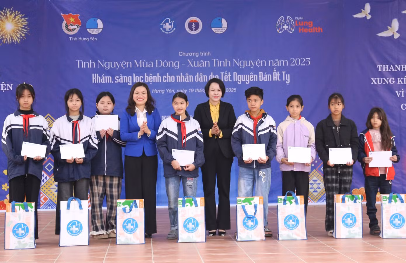 Tại chương trình, Ban tổ chức đã tặng quà cho 10 gia đình chính sách; tặng quà cho 10 học sinh vượt khó; trao tặng quà, thiết bị cho Trung tâm y tế huyện Khoái Châu và Trung tâm y tế huyện Yên Mỹ; thăm, chúc Tết Mẹ Việt Nam anh hùng.