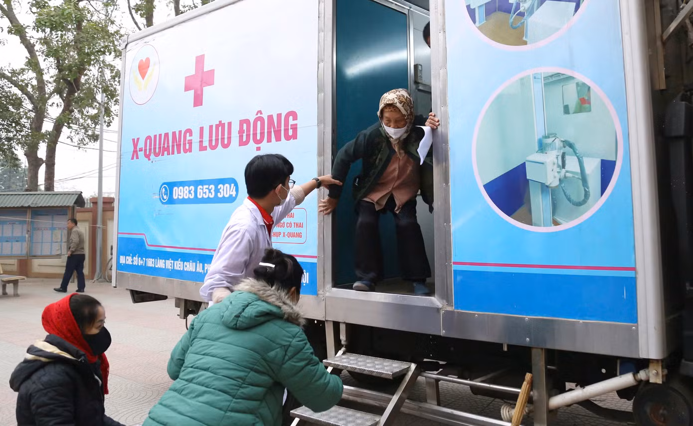 Các y, bác sĩ trẻ khám bệnh miễn phí cho người dân.