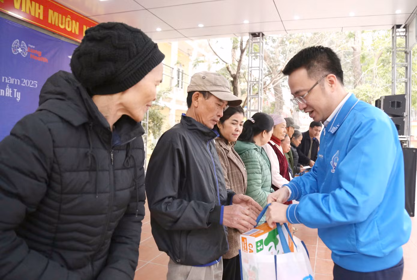 Anh Nguyễn Tường Lâm trao quà cho người dân tại chương trình.