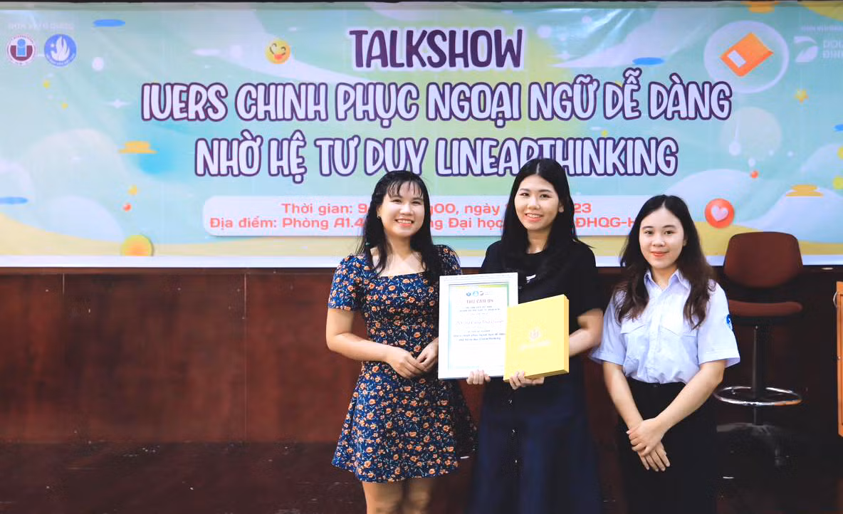 Hà Đặng Như Quỳnh tham gia tọa đàm chia sẻ kỹ năng học tiếng Anh. Ảnh: NVCC