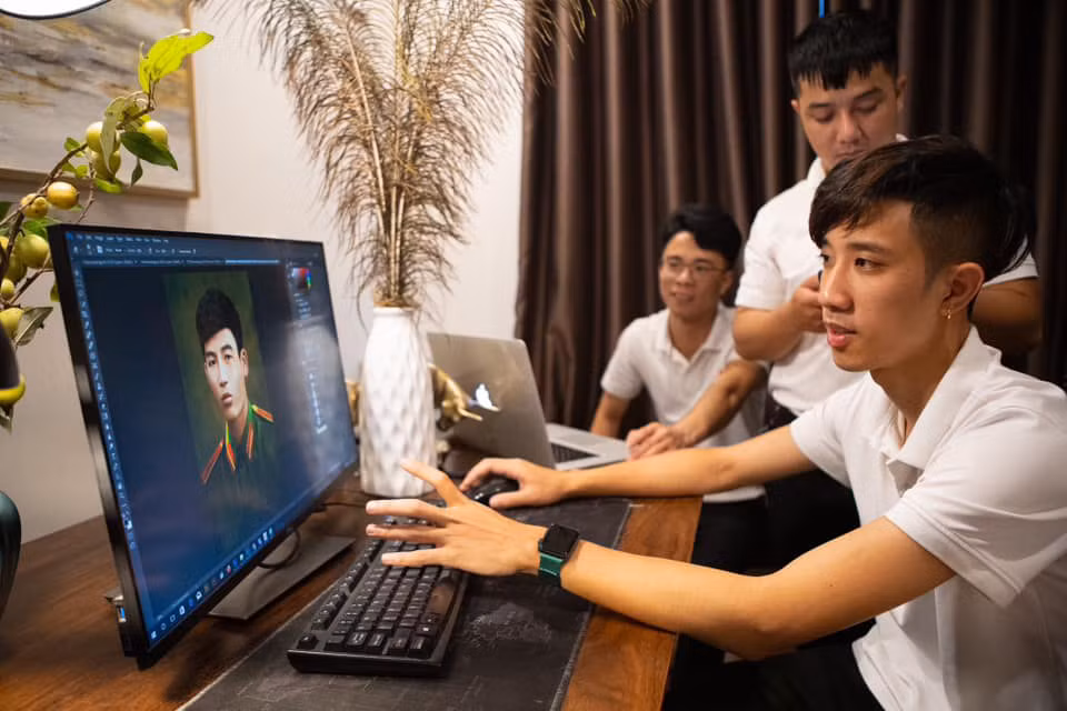 Anh Phùng Quang Trung cùng các cộng sự phục dựng ảnh. Ảnh: NVCC