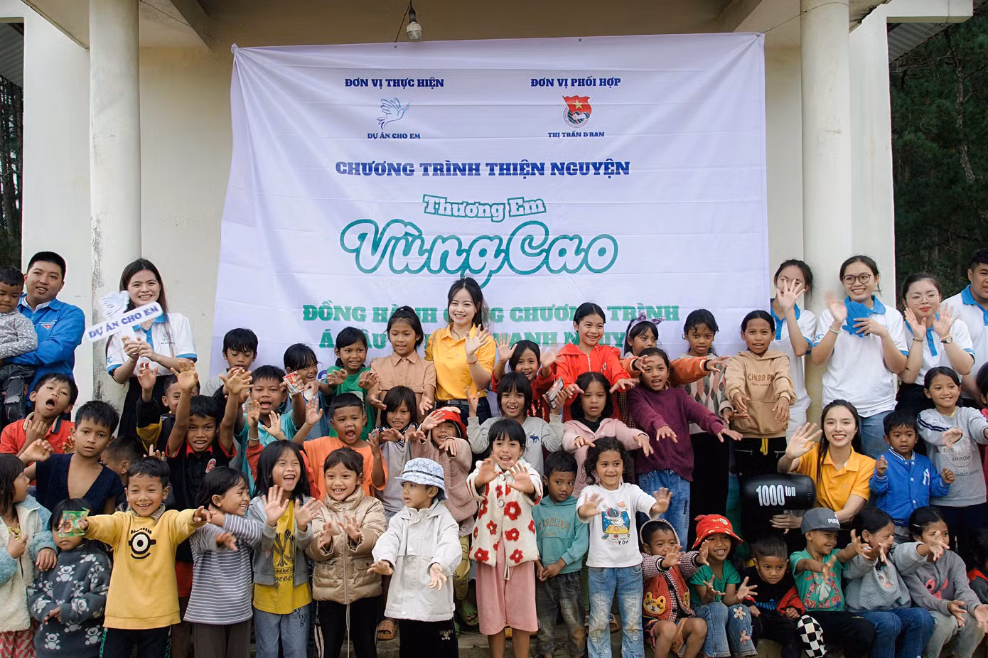 Thạch Ngọc Hải và các tình nguyện viên Dự án "Cho em" đã tổ chức nhiều hoạt động ý nghĩa đến trẻ em vùng cao, trẻ em có hoàn cảnh khó khăn. Ảnh: NVCC