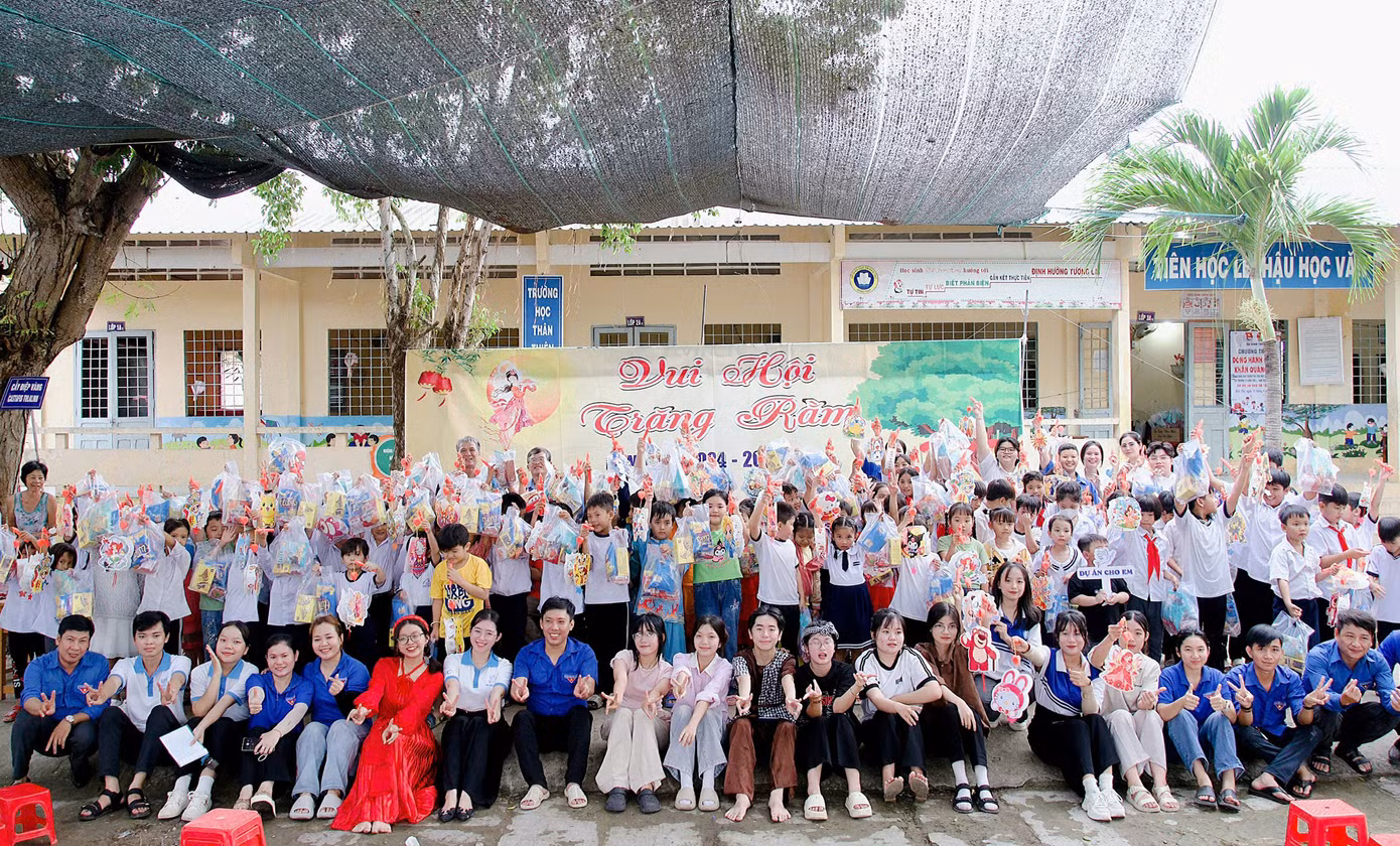 Thạch Ngọc Hải và các tình nguyện viên Dự án "Cho em" đã tổ chức nhiều hoạt động ý nghĩa đến trẻ em vùng cao, trẻ em có hoàn cảnh khó khăn. Ảnh: NVCC