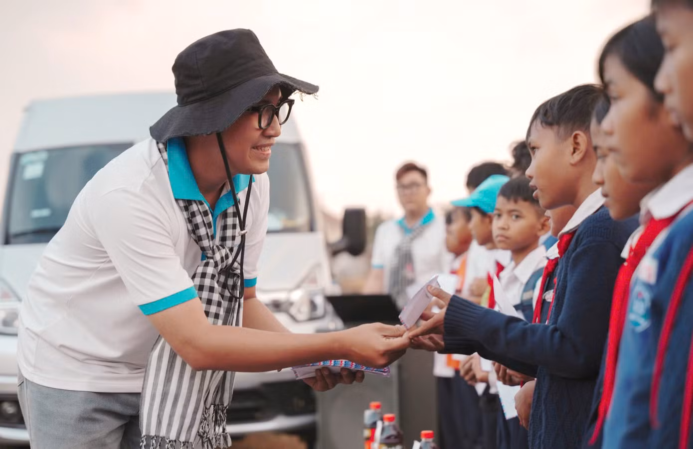 Thạch Ngọc Hải và các tình nguyện viên Dự án "Cho em" đã tổ chức nhiều hoạt động ý nghĩa đến trẻ em vùng cao, trẻ em có hoàn cảnh khó khăn. Ảnh: NVCC
