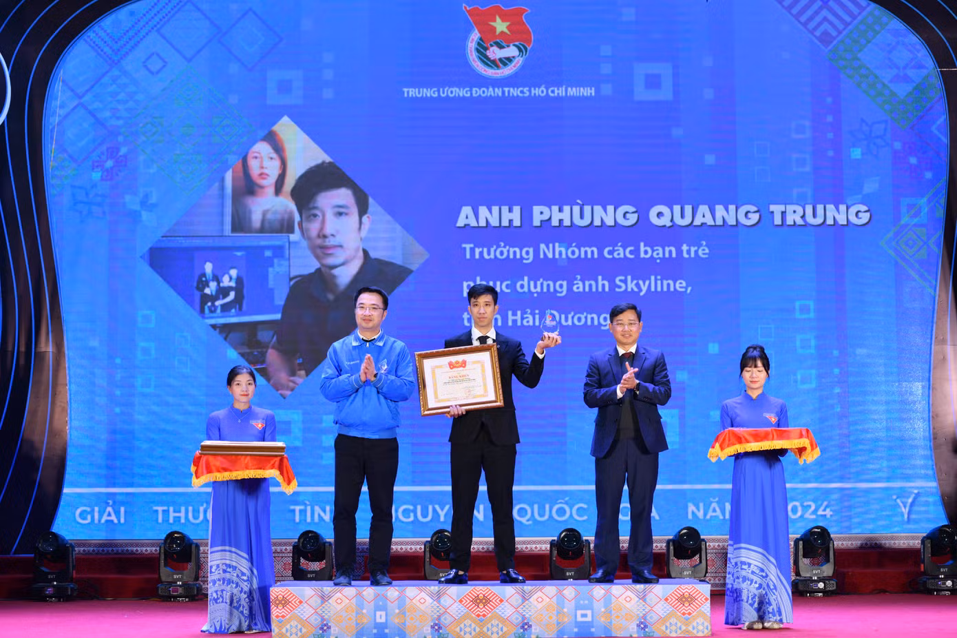 Bí thư T.Ư Đoàn, Chủ tịch T.Ư Hội LHTN Việt Nam Nguyễn Tường Lâm trao giải thưởng Tình nguyện Quốc gia năm 2024 cho anh Phùng Quang Trung trong chuỗi hoạt động Ngày hội Tình nguyện quốc gia 2024.