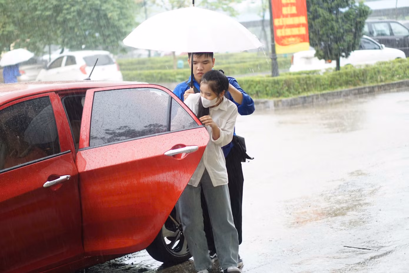 Cũng theo anh Thái Sơn, do mưa lớn kéo dài và gây ngập lụt khiến việc di chuyển của tân sinh viên và phụ huynh gặp nhiều khó khăn. Vì vậy, các thầy, cô đã kết hợp với đoàn viên của trường dùng chính ô tô của thầy cô, để đưa đón tân sinh viên đến kí túc xá nhận nơi ở. Đồng thời, đoàn trường còn hỗ trợ 500 suất ăn nhẹ với bánh mì và cà phê vào buổi trưa cho tân sinh viên, để các em an tâm nhập học.
