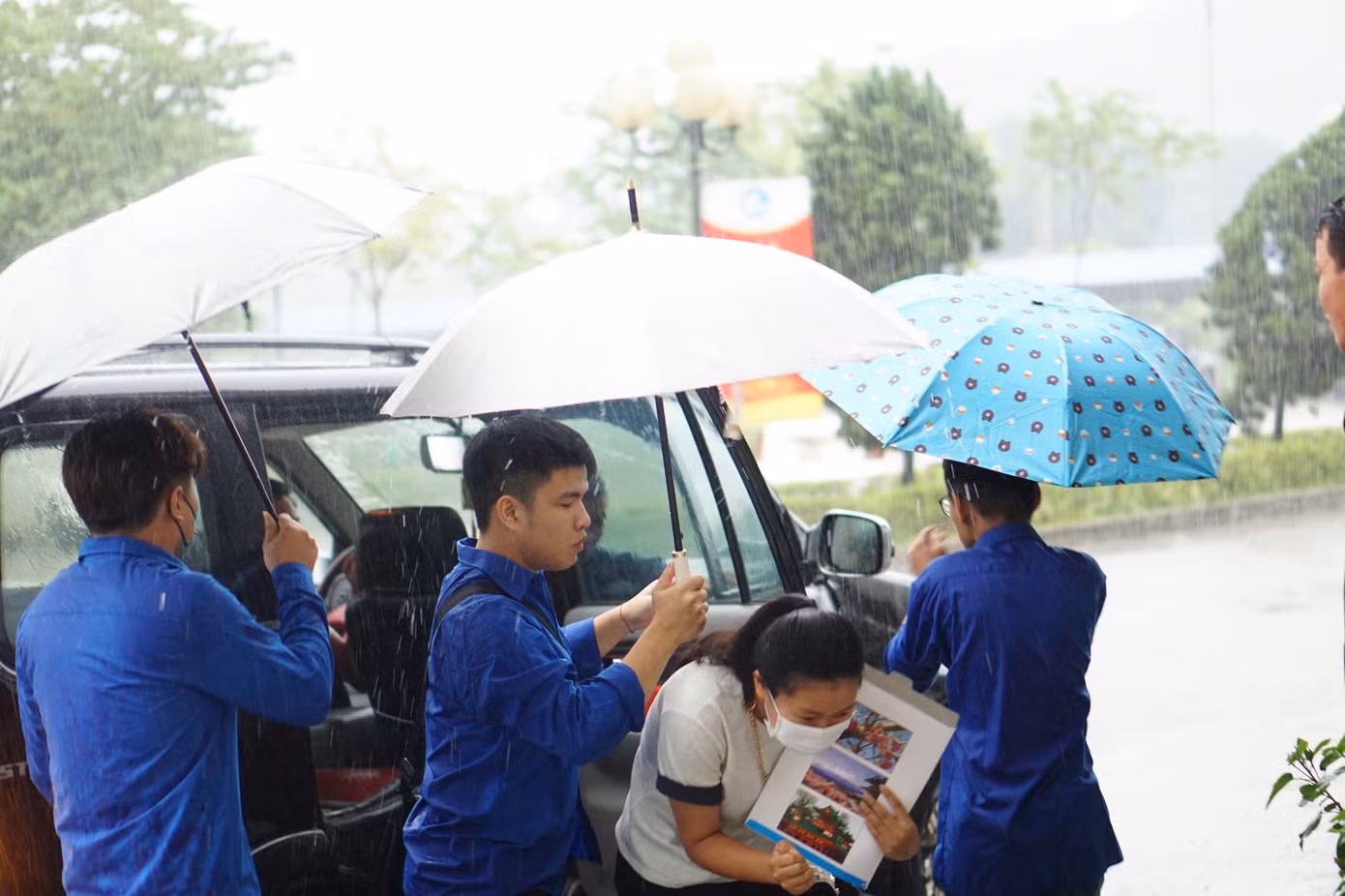 Cũng theo anh Thái Sơn, do mưa lớn kéo dài và gây ngập lụt khiến việc di chuyển của tân sinh viên và phụ huynh gặp nhiều khó khăn. Vì vậy, các thầy, cô đã kết hợp với đoàn viên của trường dùng chính ô tô của thầy cô, để đưa đón tân sinh viên đến kí túc xá nhận nơi ở. Đồng thời, đoàn trường còn hỗ trợ 500 suất ăn nhẹ với bánh mì và cà phê vào buổi trưa cho tân sinh viên, để các em an tâm nhập học.
