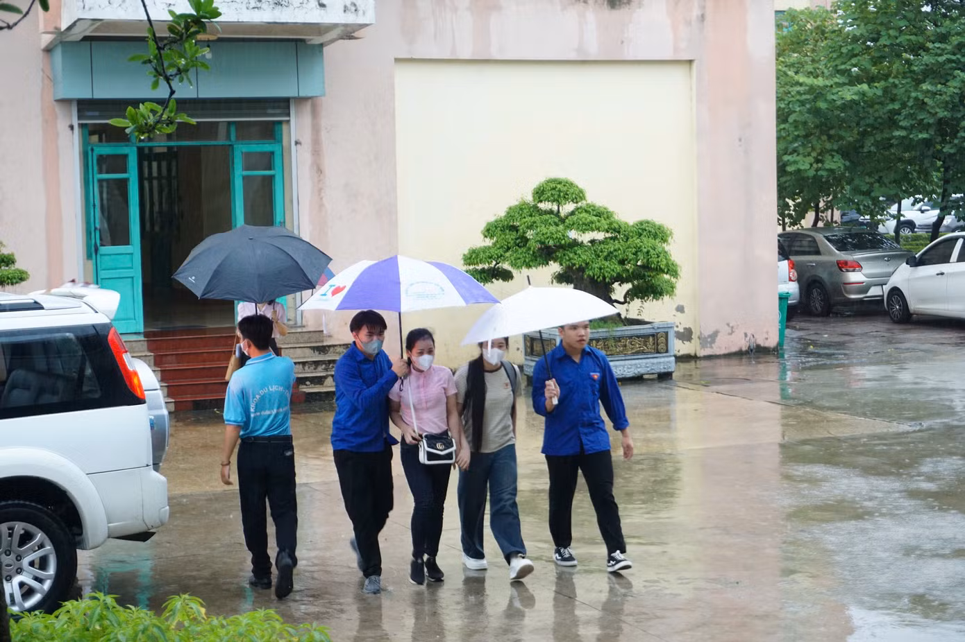 Được biết, năm nay do số lượng sinh viên đăng kí phòng kí túc xá của trường tăng cao, trong khi quỹ phòng có hạn. Do đó, nhà trường sẽ ưu tiên hỗ trợ trước các trường hợp hộ nghèo, có hoàn cảnh đặc biệt khó khăn vào ở kí túc xá.