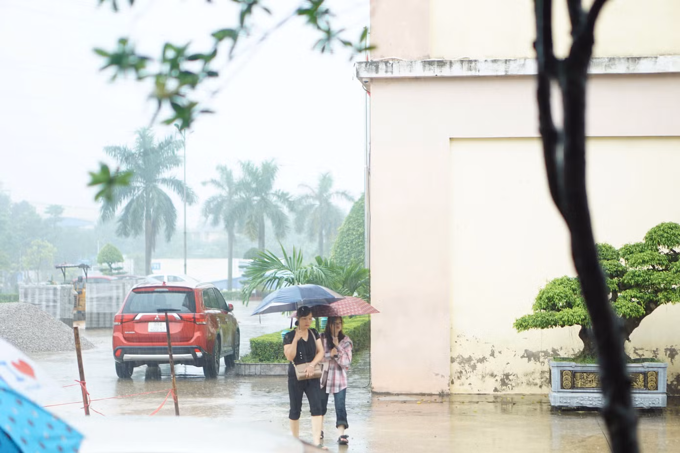 Do ảnh hưởng của rãnh áp thấp, nên từ ngày 18/8 miền Bắc bắt đầu mưa giông, dự báo kéo dài đến hết ngày 25/8. Việc này không chỉ khiến việc di chuyển của người dân gặp nhiều khó khăn, mà công tác chào đón tân sinh viên của một số trường đại học, cao đẳng ở miền Bắc cũng bị gián đoạn.