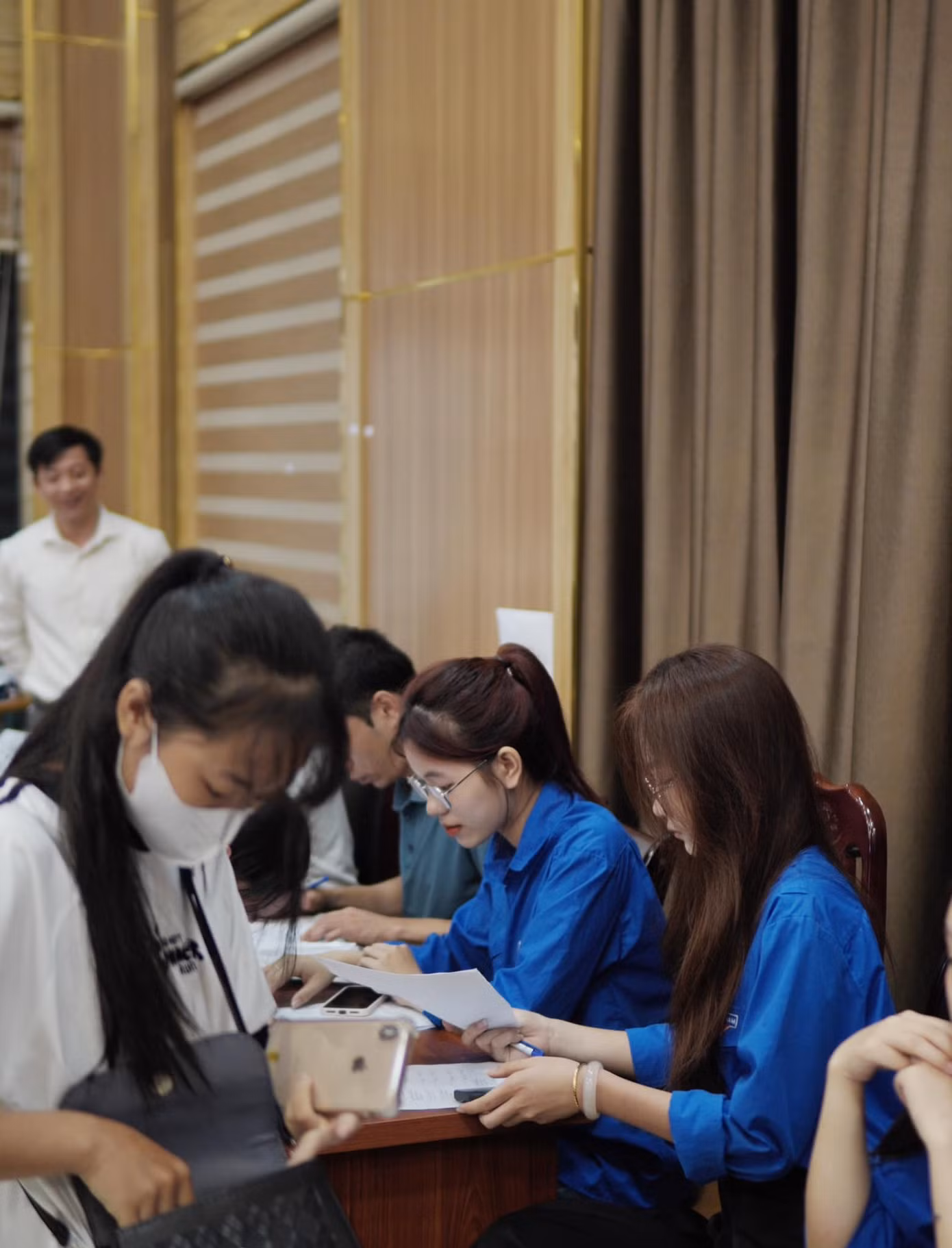Thậm chí, có trường hợp sinh viên ở xa một mình đến Thái Nguyên lúc 2 giờ sáng, nhưng đoàn viên của trường vẫn nhiệt tình ra bến xe đón, để hỗ trợ vận chuyển đồ đạc, cũng như đưa sinh viên về nhận nơi ở tại kí túc xá an toàn.