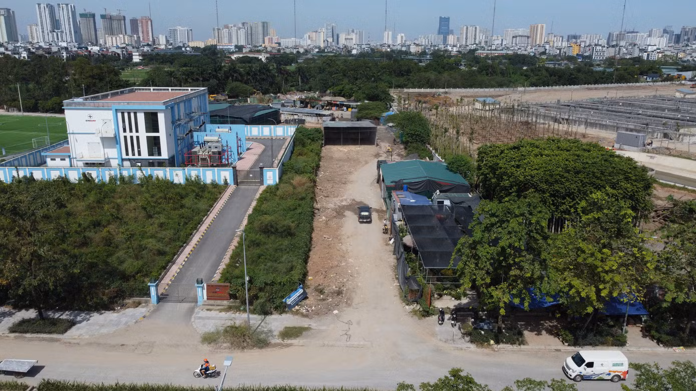 Đối diện, một kho xưởng trên đất nông nghiệp cũng được chuyển đổi thành cụm sân picklball
