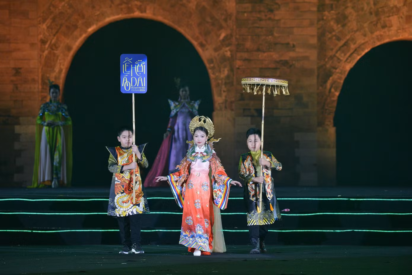 Với quy mô tổ chức, 2 sân khấu, không gian triển lãm ảnh áo dài, gian hàng được thiết kế với không gian thoáng 3 mặt. Lễ hội áo dài du lịch Hà Nội tạo nên không gian độc đáo của những điểm check in, khám phám trải nghiệm hấp dẫn. Đặc biệt, sân khấu chính được dàn dựng công phu, chương trình khai mạc chủ đề “Tinh hoa áo dài” với sân khấu quy mô lớn trong không gian cổ kính của Hoàng Thành Thăng Long đã gây hiệu ứng tốt đẹp và ấn tượng trong lòng người dân, du khách và bạn bè quốc tế.