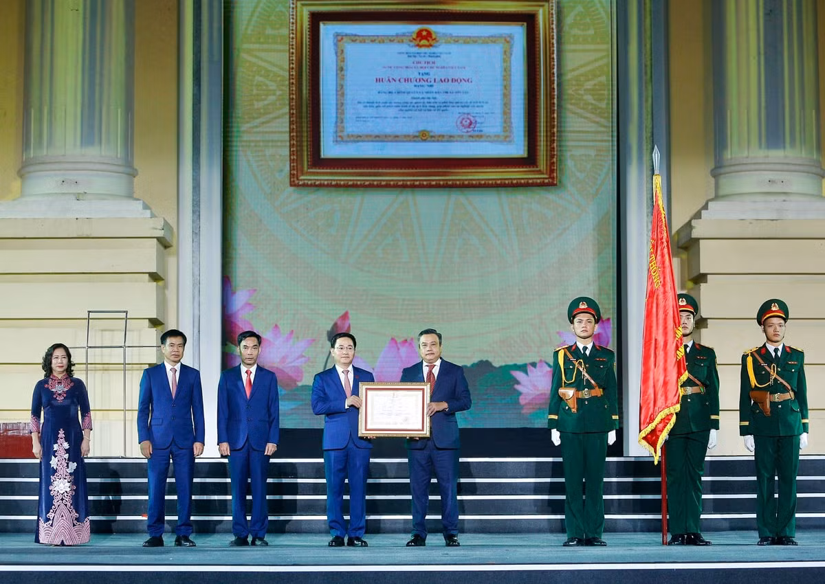 Thị xã Sơn Tây vinh dự được Đảng, Nhà nước trao tặng Huân chương Lao động hạng Nhì