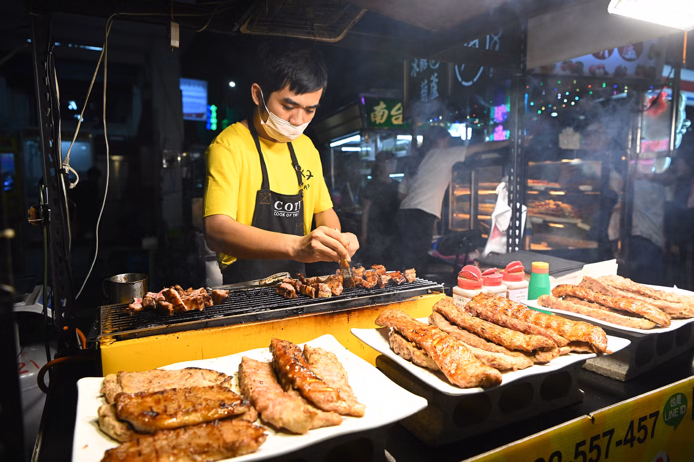Tại đây có hàng trăm gian hàng, ngoài đồ ăn là đặc sản địa phương và các nước.