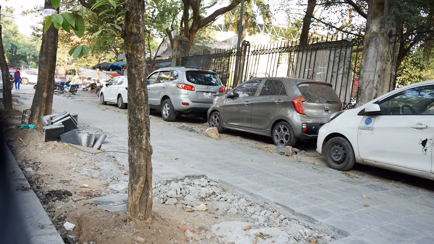 Cạnh đó, trên phố Thanh Nhàn, một dự án cải tạo vỉa hè cũng đang được triển khai. Các bó vỉa chưa hoàn thiện, thậm chí vữa còn chưa kịp khô đã phải "gánh" hàng loạt xe ô tô.