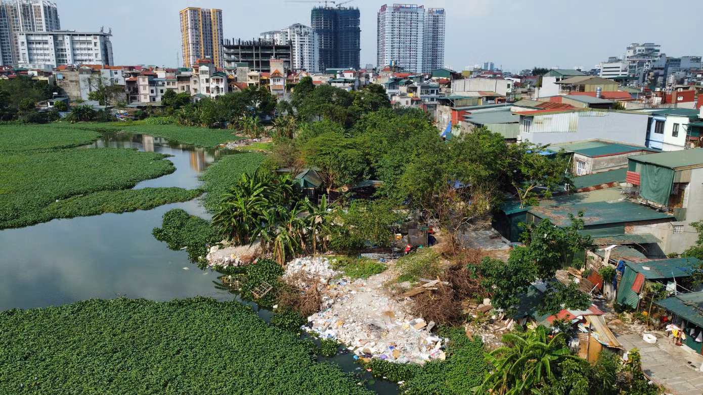 Trạc thải đổ tràn lan lấn chiếm hồ Đầm Đỗi