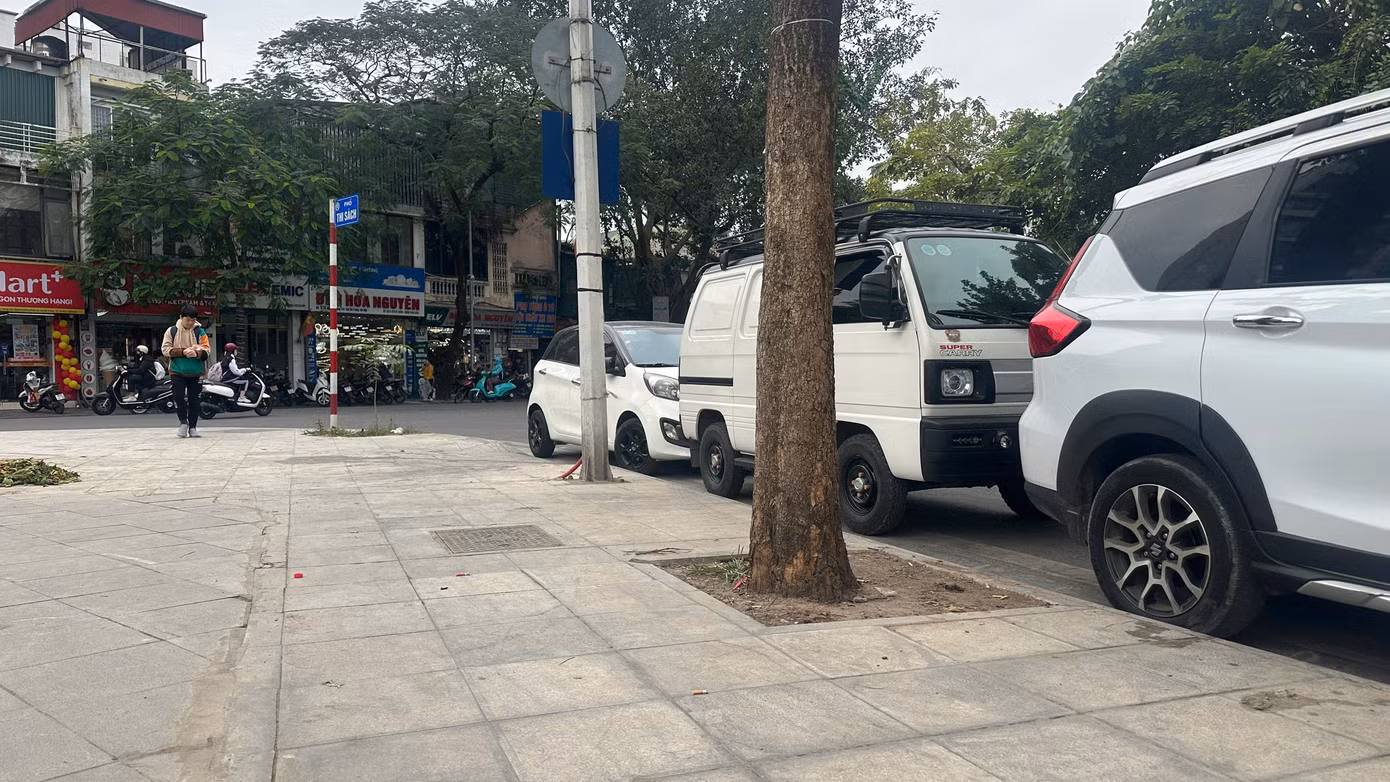 Kiểm tra xác suất của Sở Xây dựng tại một số quận nội đô cho thấy, công tác quản lý sử dụng, bảo trì hè sau đầu tư tại một số tuyến phố chưa đảm bảo. Việc sử dụng mặt hè không đúng công năng sử dụng, mục tiêu gây hư hỏng, xuống cấp vỉa hè.