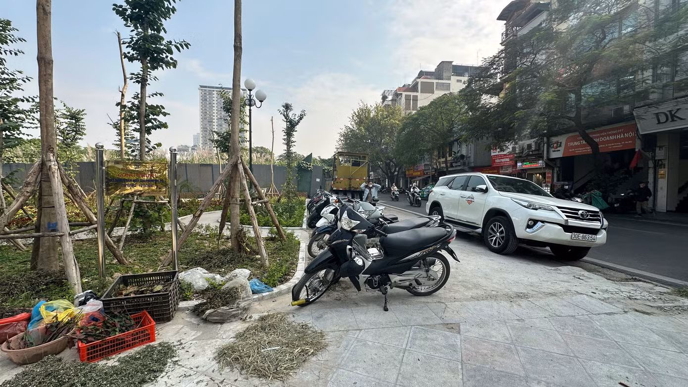 Tương tự tại vườn hoa Thi Sách (quận Hai Bà Trưng) - công trình vừa được khai trương gắn biển chào mừng 70 năm Giải phóng Thủ đô cũng bị các phương tiện, cả xe lu leo lên án ngữ.