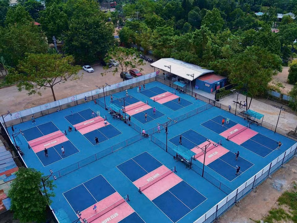 Khu vực bãi bồi ven sông Hồng cũng rất sôi động với loạt sân xây trên đất lấn chiếm