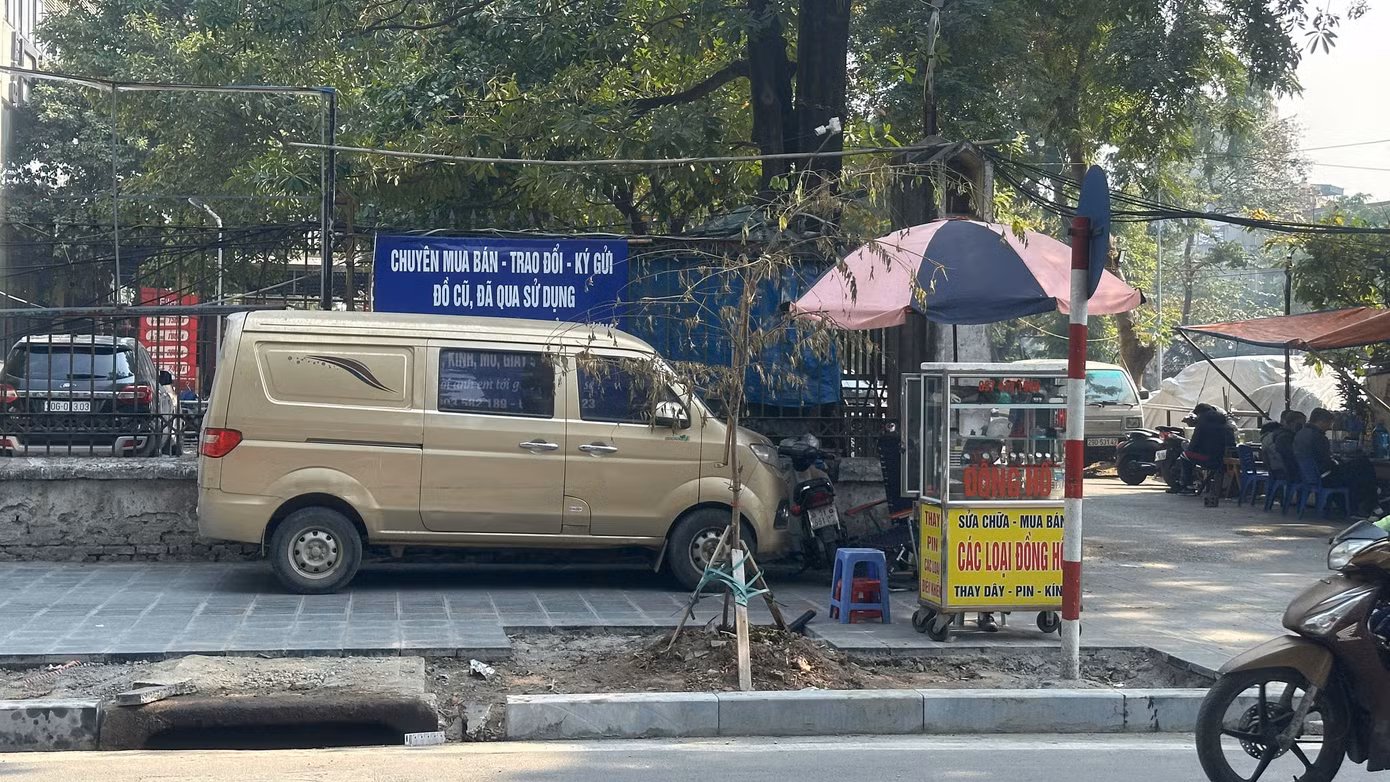 Ô tô đỗ tràn lan trên vỉa hè vừa được cải tạo khiến chất lượng vỉa hè không được đảm bảo. Trước đó Sở Xây dựng Hà Nội đã đề nghị UBND các quận, huyện, thị xã tổ chức kiểm tra, rà soát, đánh giá để khắc phục tình trạng hỏng hóc, xuống cấp vỉa hè. Trong đó có yêu cầu xử lý nghiêm các phương tiện đỗ trên vỉa hè. Giải tỏa các điểm, bãi trông giữ xe không phép trên vỉa hè, tránh ảnh hưởng đến vỉa hè và gây bức xúc cho người dân.