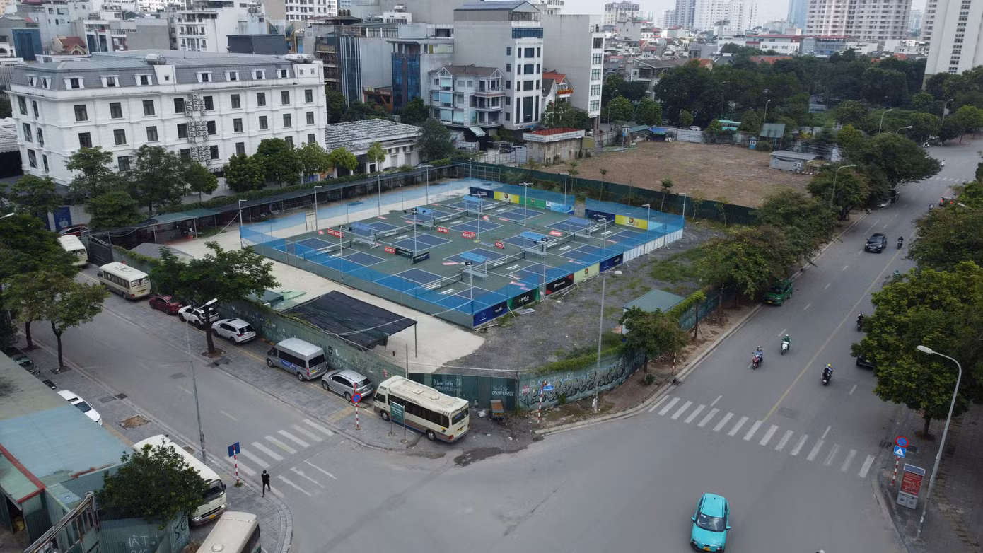 Khu đất xây dựng dự án chung cư Five Star Residence Cầu Giấy do Cty Cổ phần Quan hệ Quốc tế Đầu tư sản xuất (Cty CIRI) thuộc Tập đoàn GFS làm chủ đầu tư đã được chuyển đổi công năng thành sân pickleball. Lô đất này có ký hiệu C/D13, tổng diện tích hơn 7.200m2, nằm trên mặt đường Thành Thái. Thời điểm hiện tại, cơ sở này đã bị cơ quan chức năng “tuýt còi”, tháo dỡ biển, ngừng hoạt động.