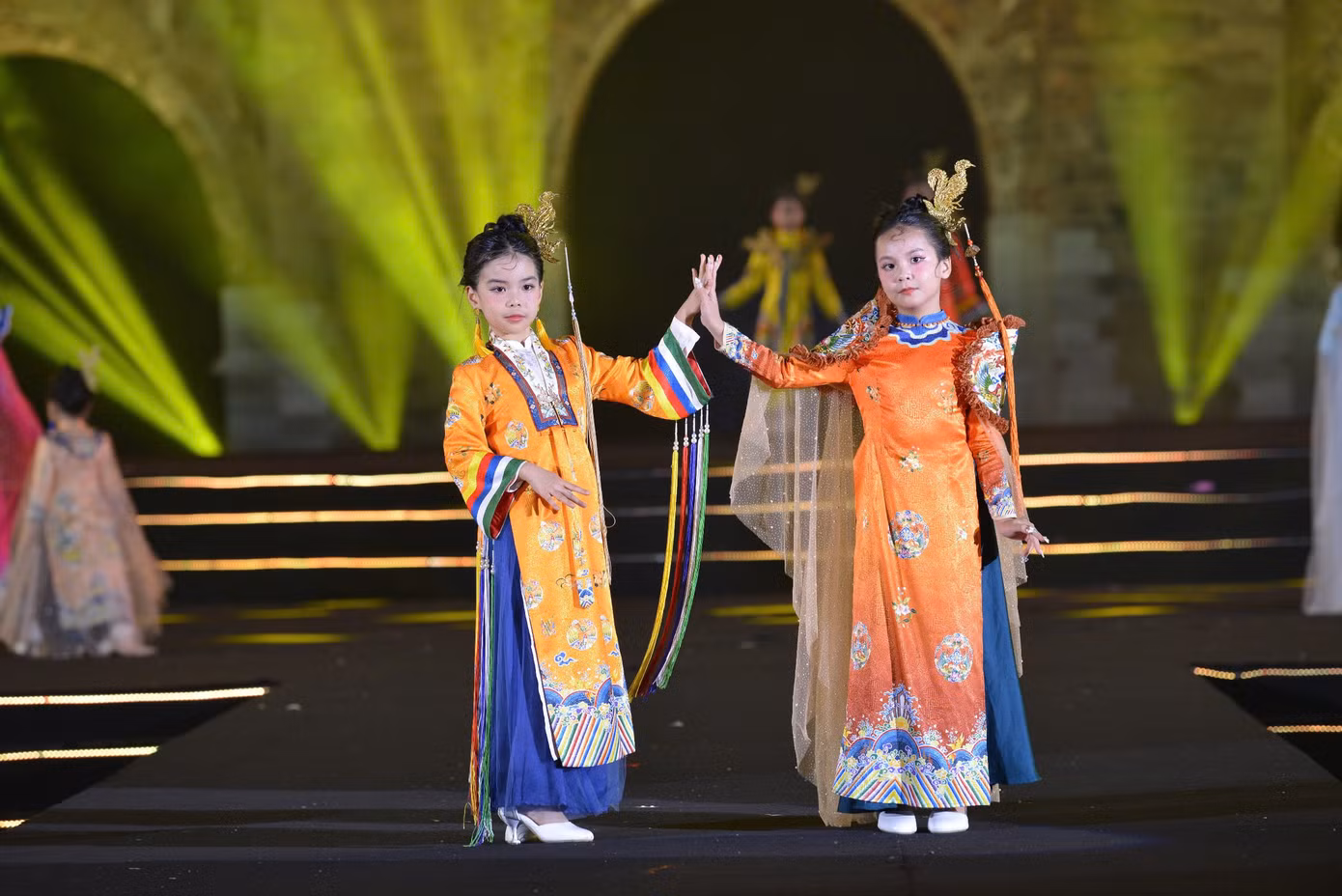 Thông tin từ Sở Du lịch Hà Nội cho biết, ngoài các chương trình diễn ra trong 3 ngày vừa qua như: Carnaval áo dài, chương trình nghệ thuật “Đêm hội áo dài”, chung kết cuộc thi thiết kế áo dài, không gian triển lãm ảnh áo dài... Nhiều hoạt động đã được tổ chức từ tháng 8 đã thu hút sự quan tâm, trực tiếp tham gia của người dân và du khách.