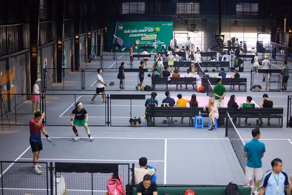 Tại khu vực Cảng Hà Nội thuộc Tổng Cty Vận tải thủy - CTCP (phường Thanh Lương, quận Hai Bà Trưng), nhiều sân pickleball được xây dựng gần đây. Có những sân vốn là kho hàng nay cũng được chuyển đổi thành sân bóng, như tổ hợp gần 10 sân được xây dựng trong kho K4B, số 962 Bạch Đằng.