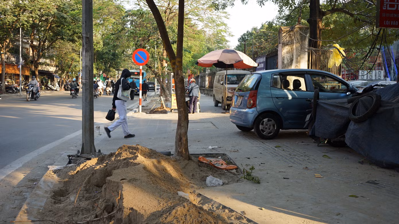 Cạnh đó, trên phố Thanh Nhàn, một dự án cải tạo vỉa hè cũng đang được triển khai. Các bó vỉa chưa hoàn thiện, thậm chí vữa còn chưa kịp khô đã phải "gánh" hàng loạt xe ô tô.