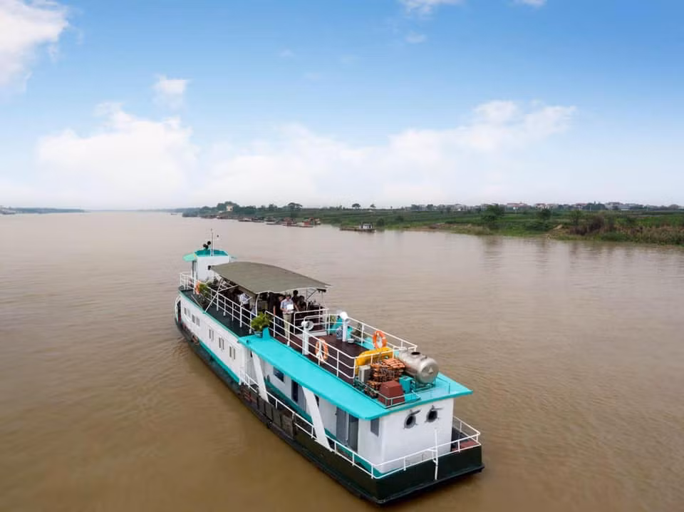Tàu du lịch trên sông Hồng. Ảnh: Sông Hồng Tourist. Tàu du lịch trên sông Hồng. Ảnh: Sông Hồng Tourist.