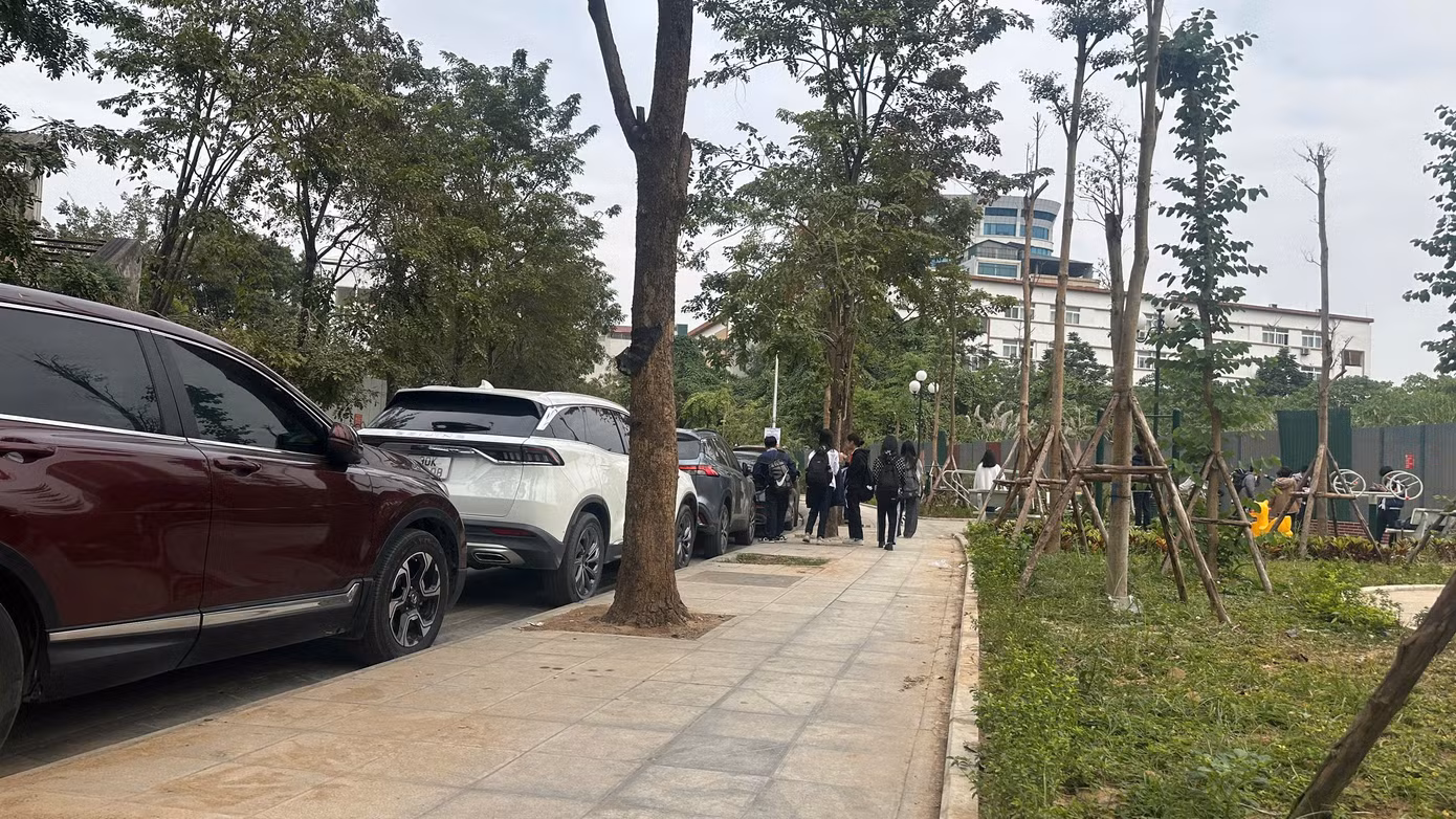 Dọc phố Thi Sách kéo dài ô tô đỗ 2 hàng mặc dù chỉ được cấp phép trông giữ xe một phía.