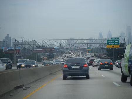 Đường cao tốc đến thành phố Philadenphia, Mỹ, vào giờ cao điểm buổi sáng. Ảnh: wikipedia