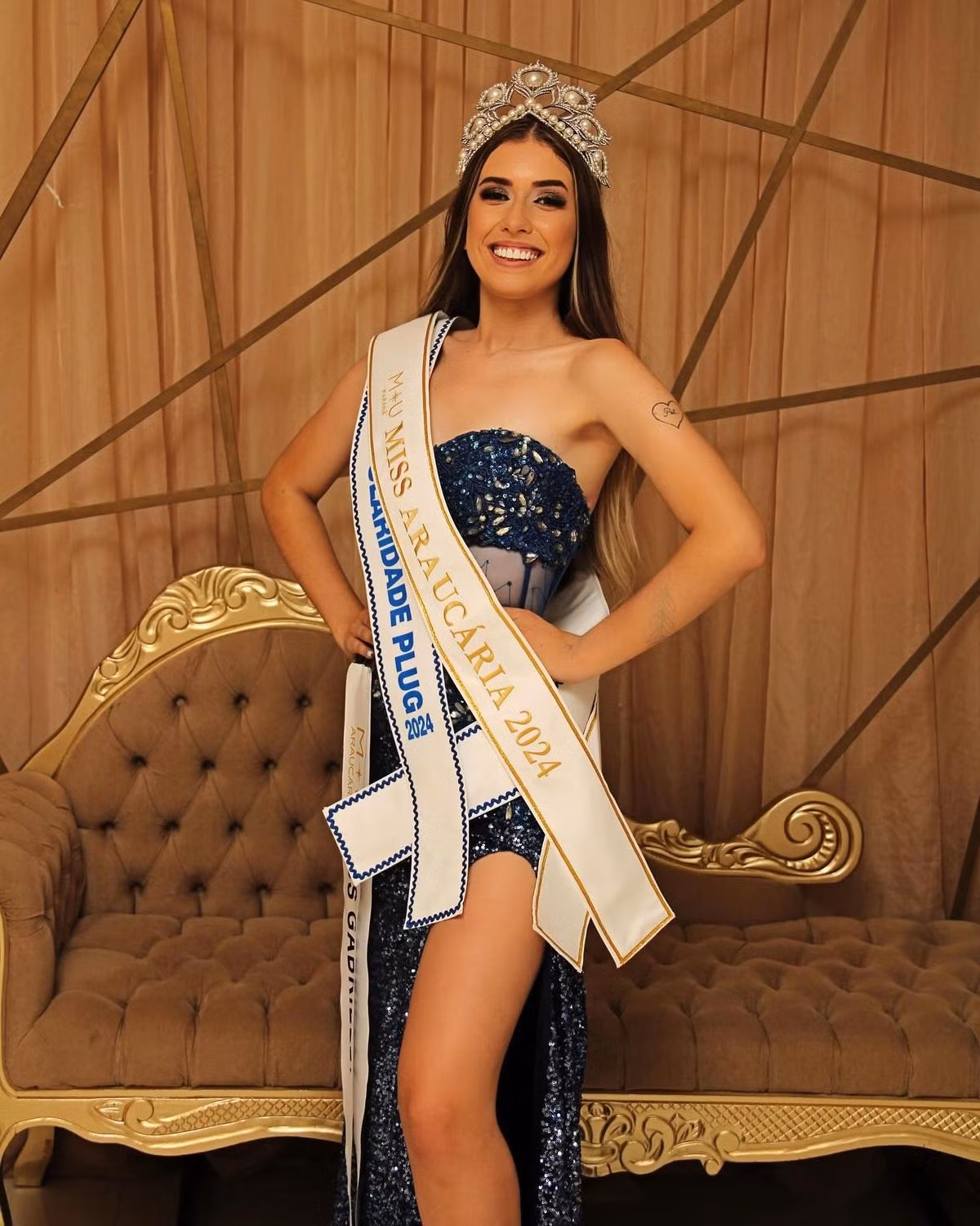 Gabrielly Palácio - Hoa hậu Araucária 2024 - đã bị tước vương miện vì hành vi đốt pháo.