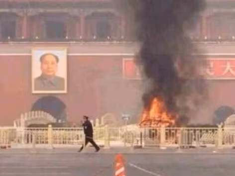 Xe bốc cháy sau khi đâm qua rào chắn ngay trước quảng trường Thiên An Môn. Ảnh: Sky News. Xe bốc cháy sau khi đâm qua rào chắn ngay trước quảng trường Thiên An Môn. Ảnh: Sky News