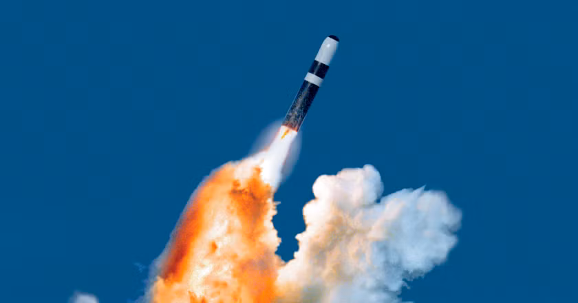 Tên lửa đạn đạo Trident II D5 của Mỹ được thiết kế để phóng từ tàu ngầm. Ảnh: Lockheed Martin.
