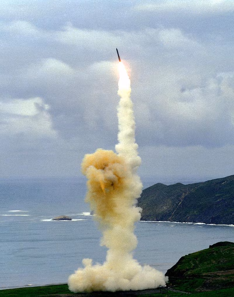 Mỹ phóng thử tên lửa đạn đạo xuyên lục địa Minuteman III từ căn cứ không quân Vandenberg. Ảnh: US Air Force.