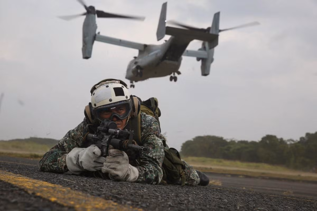Một lính thủy đánh bộ Philippines vừa luyện tập trượt dây từ máy bay cánh xoay MV-22B Osprey xuống đất ở sân bay quân sự Basa của Philippines. Ảnh: US Marine Corps.