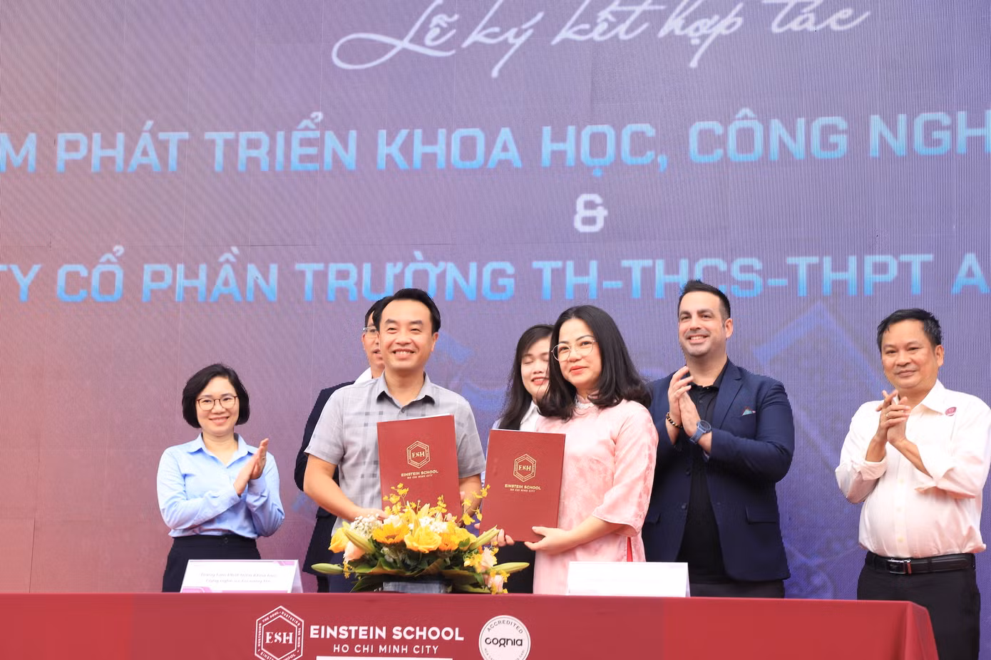Anh Nguyễn Thiên Tú - Giám đốc Trung tâm Phát triển Khoa học công nghệ và Tài năng trẻ ký kết Thỏa thuận hợp tác với Trường Einstein School HCMC. Anh Nguyễn Thiên Tú - Giám đốc Trung tâm Phát triển Khoa học công nghệ và Tài năng trẻ ký kết Thỏa thuận hợp tác với Trường Einstein School HCMC.