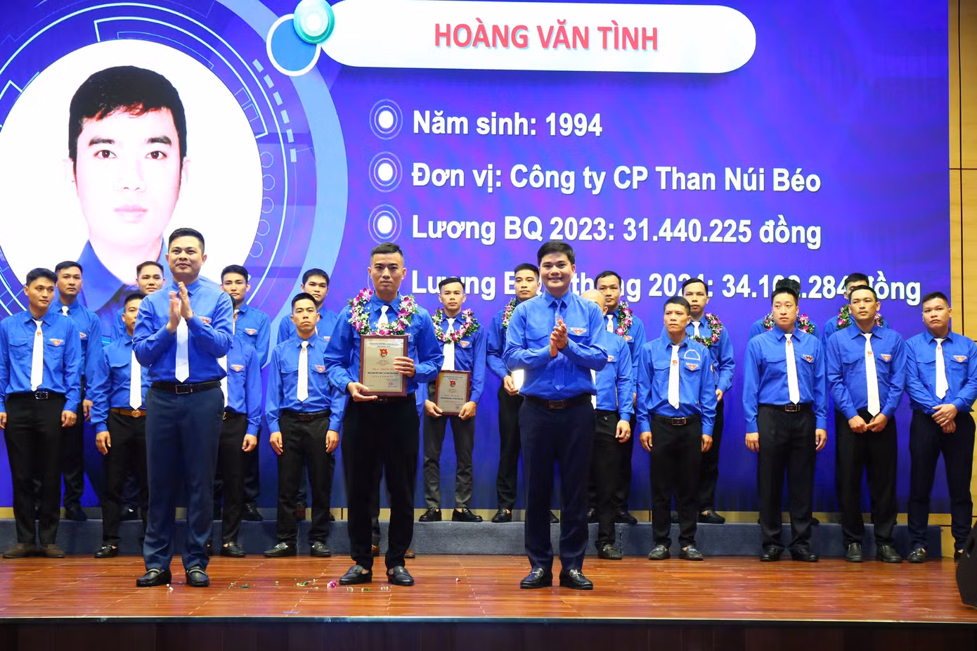 Những thợ mỏ trẻ có mức lương cao được vinh danh.