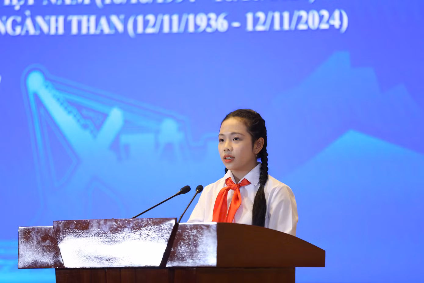 Đinh Thu Trà phát biểu tại chương trình gặp mặt, tuyên dương con em vùng mỏ Quảng Ninh chăm ngoan, học giỏi” năm 2024.