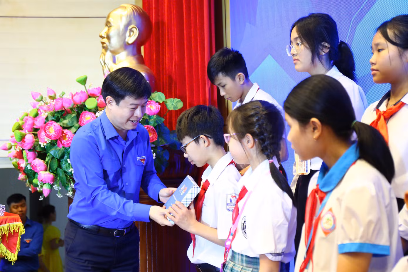 Anh Lê Hải Long - Trưởng ban Công tác Thiếu nhi T.Ư Đoàn, Phó Chủ tịch thường trực Hội đồng Đội T.Ư trao tặng quà cho con em vùng mỏ tiêu biểu năm 2024.