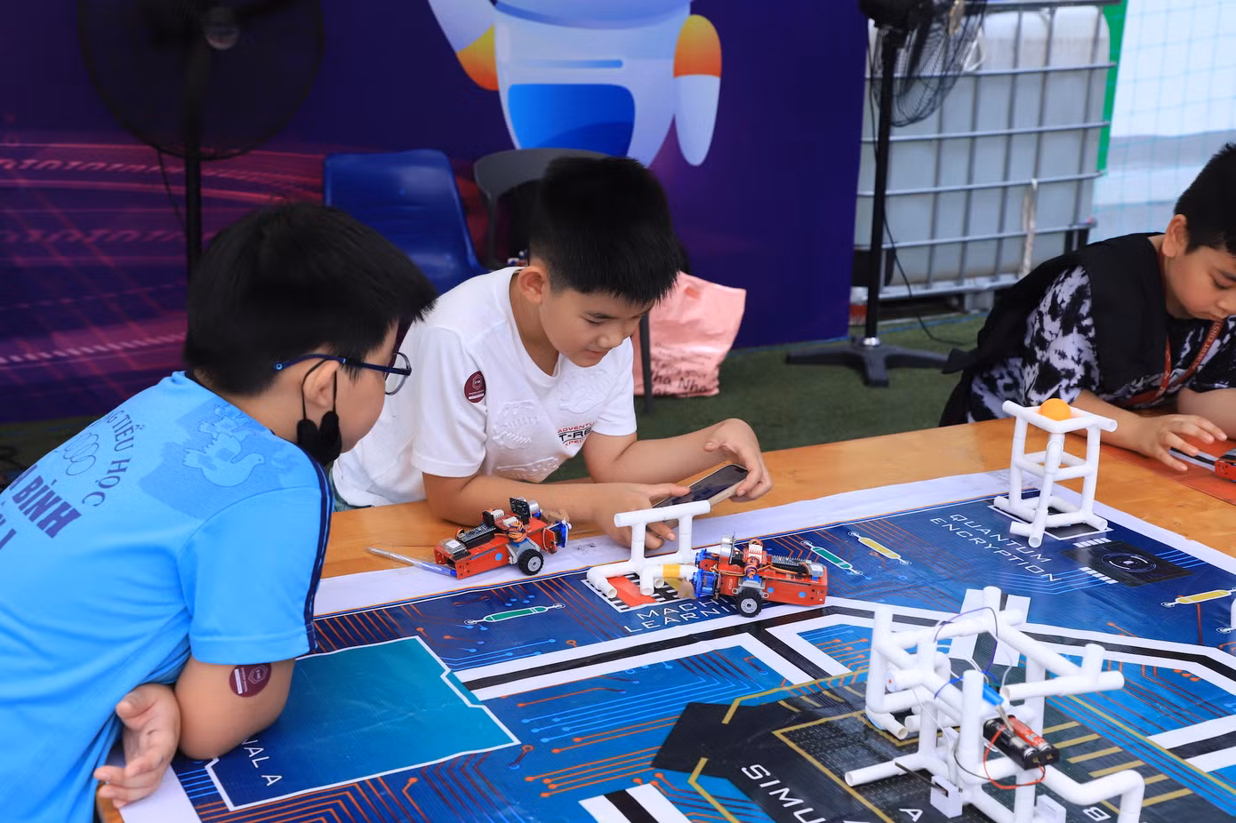Các em học sinh trình diễn các sản phẩm công nghệ sáng tạo. Các em học sinh trình diễn các sản phẩm công nghệ sáng tạo.