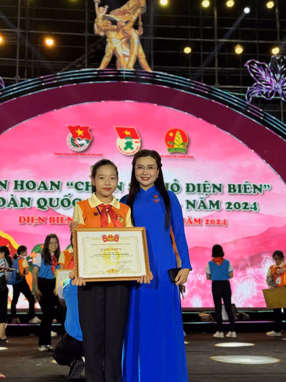 Em Đinh Thu Trà và chị Nguyễn Phạm Duy Trang - Bí thư T.Ư Đoàn, Chủ tịch Hội đồng Đội T.Ư tại Liên hoan Chiến sĩ nhỏ Điện Biên năm 2024.