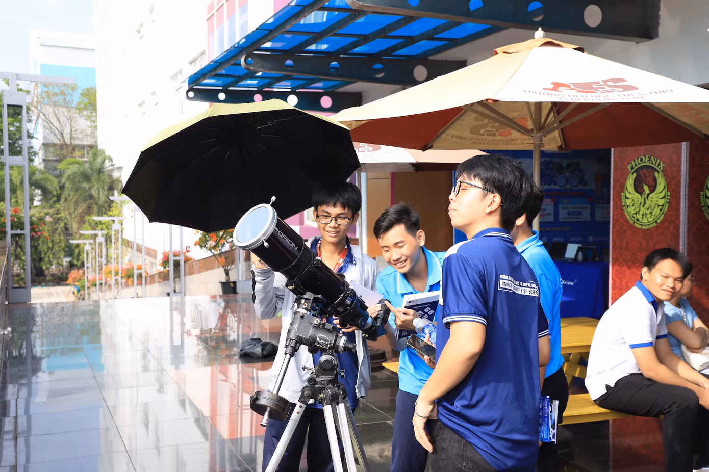 Bạn trẻ thích thú trải nghiệm các sản phẩm về thiên văn học. Bạn trẻ thích thú trải nghiệm các sản phẩm về thiên văn học.