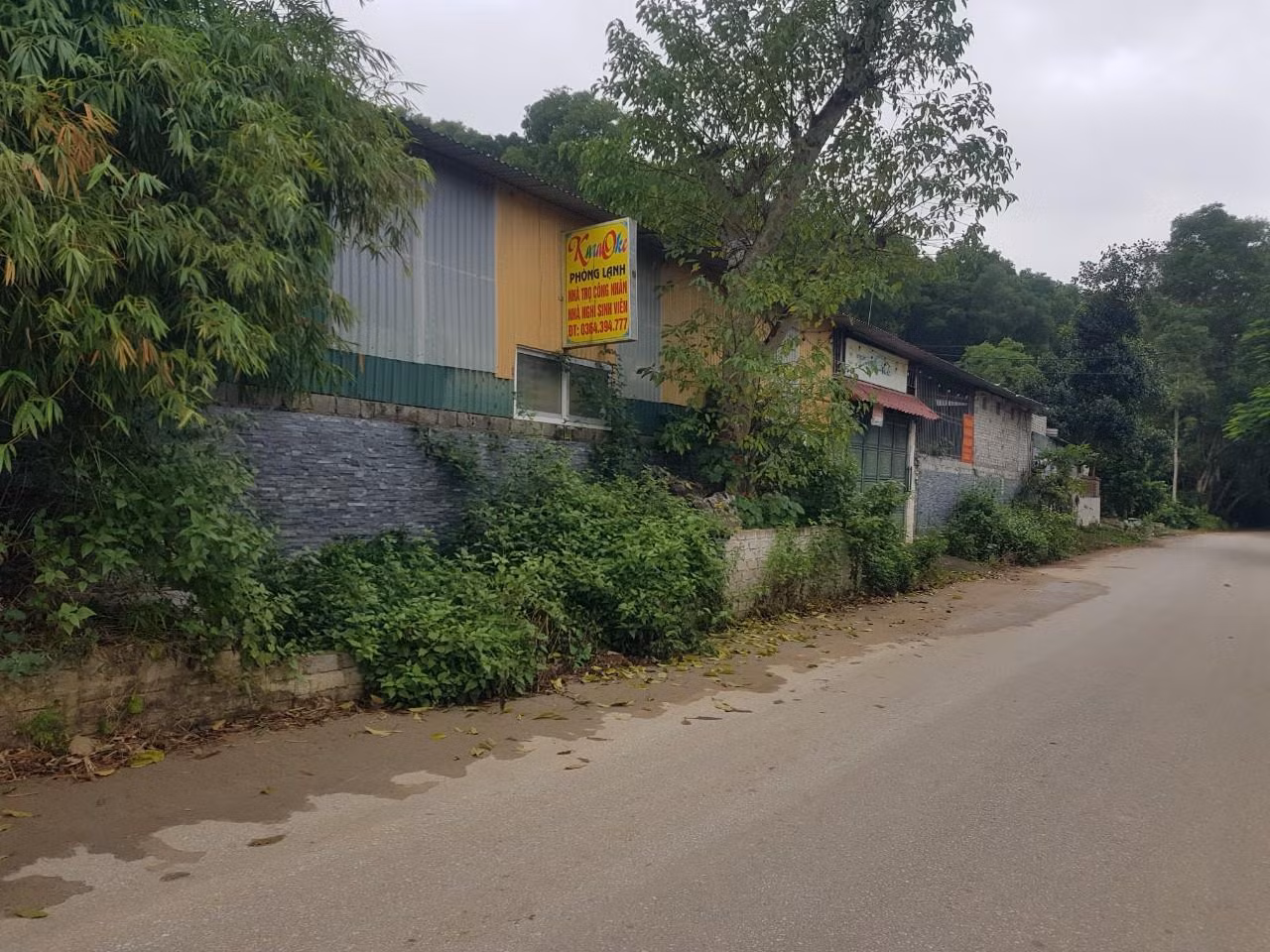 Khu vực bên ngoài Công ty 27/7, đường Phượng Hoàng, làng Đông Sơn), phường Hàm Rồng, TP Thanh.
