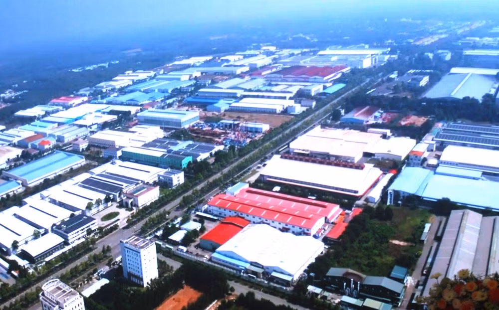 Các công trình được đầu tư tại thị xã Bến Cát, gồm: Xây dựng Tượng đài thị xã Bến Cát; Trung tâm hành chính công ; Xây dựng hạ tầng khu trung tâm văn hóa, thể thao và dịch vụ công cộng thị xã; Cầu Đò mới qua sông Thị Tính; công viên dọc sông Thị Tính (đoạn qua chợ Bến Cát); Nâng cấp, mở rộng đường từ Kho bạc Bến Cát đến cầu Quan; Khai thông, uốn nắn dòng chảy đoạn hạ lưu rạch cầu Quan đến sông Thị Tính.